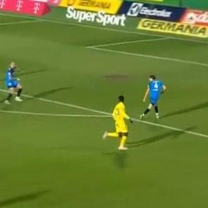 B&ouml;yle gol 100 yılda bir g&ouml;r&uuml;l&uuml;r! Top bir anda y&uuml;kseldi kimse ne olduğunu anlayamadı