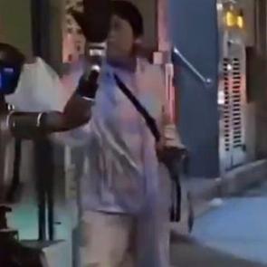 &Ccedil;in&rsquo;de yaşlı kadını taciz eden robota polis m&uuml;dahale etti! 