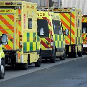 İngiltere'de &uuml;niversitede salgın! 2 kişi &ouml;ld&uuml;, 11 kişi hastanede, 30 bin kişi arandı...