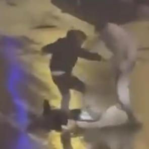 İnsanlığın bittiği an: Yerde baygın yatan adamı acımasızca tekmeleyip ka&ccedil;tılar