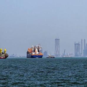 İran'dan son dakika H&uuml;rm&uuml;z Boğazı kararı! O &uuml;lkelere ge&ccedil;iş izni verildi