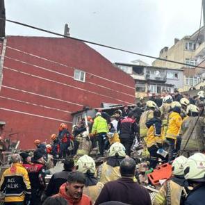 İstanbul Fatih'te 2 bina &ccedil;&ouml;kt&uuml;: Acı haber geldi