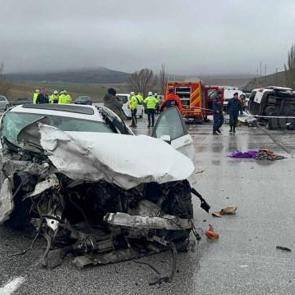 Konya'da korkun&ccedil; kaza: Baba ve oğlu &ouml;ld&uuml;, 4 kişi yaralandı!