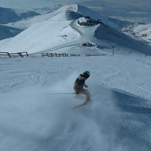 T&uuml;rkiye&rsquo;nin en dik kayak pisti! Ejder Tepesi&rsquo;nden iniş nefes kesti