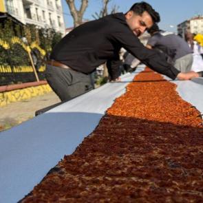 Ucu bucağı g&ouml;r&uuml;nmedi: Lahmacun rekoru İstanbul&rsquo;da kırıldı