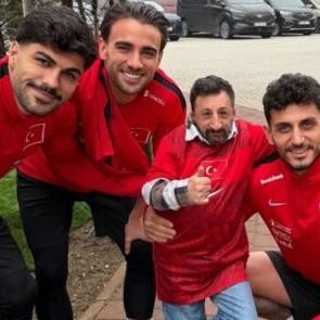 Milli Takım'a s&uuml;rpriz ziyaret! Sosyal medyada g&uuml;ndem oldu