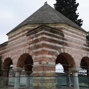 641 yıllık t&uuml;rbede Sel&ccedil;uklu, Bizans ve Osmanlı izleri aynı yerde