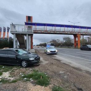 &Uuml;st ge&ccedil;ide 20 metre mesafede feci kaza: otomobilin &ccedil;arptığı yaşlı kadın &ouml;ld&uuml;