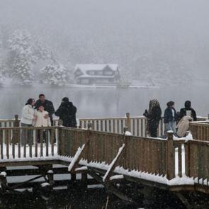 Abant ve G&ouml;lc&uuml;k&rsquo;te tatil keyfi kar yağışı ile ta&ccedil;landı