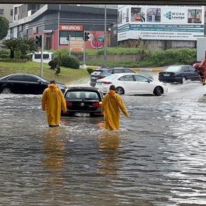 Adana'yı sağanak vurdu! Yollar g&ouml;le d&ouml;nd&uuml; 