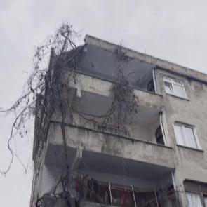 Bağcılar'da &ccedil;atı &ccedil;&ouml;kt&uuml;! Kopan par&ccedil;alar 2 otomobilin &uuml;zerine d&uuml;şt&uuml;