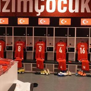 Dolmabah&ccedil;e'de her şey hazır! 'Bizim &Ccedil;ocuklar' tarihi ma&ccedil;ı bekliyor