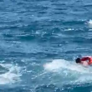 Denizde can pazarı! 3 saat kurtarılmayı bekledi, devriyedeki polisler fark etti!