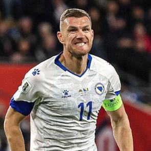 D&uuml;nya Kupası Elemeleri... Dzeko &uuml;lkesini ipten aldı, finalisti penaltılar belirledi