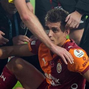 F.Bah&ccedil;e-G.Saray ma&ccedil;ında Kazımcan Karataş'a &ccedil;akmak atan taraftar: Amacım...