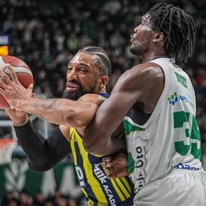 Fenerbah&ccedil;e uzatmalarda yıkıldı! Zirvede puanlar eşitlendi