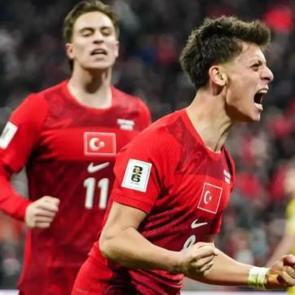 Fenerbah&ccedil;eli eski golc&uuml; Enner Valencia'dan Arda G&uuml;ler paylaşımı