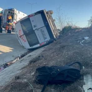 &Ccedil;anakkale'de korkun&ccedil; kaza! Yolcu minib&uuml;s&uuml; devrildi: &Ccedil;ok sayıda yaralı var