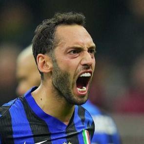 Hakan &Ccedil;alhanoğlu Galatasaray'a bu kez hi&ccedil; olmadığı kadar yakın! Okan Buruk Milano'ya gitti