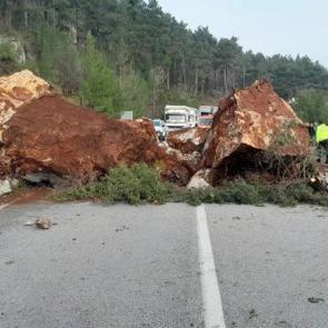 Heyelan nedeniyle kapanmıştı: 2 ili birbirine bağlayan kara yolu a&ccedil;ıldı!