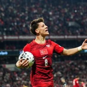 İngiliz devi hocasını değiştiriyor! Takımın başına ge&ccedil;meden Arda G&uuml;ler'i istedi