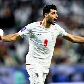 İsrailli futbolcuyla formaları değişti! İranlı d&uuml;nya yıldızına tepki yağdı