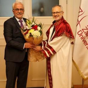 İZ&Uuml; Rekt&ouml;rl&uuml;ğ&uuml;nde devir teslim t&ouml;reni ger&ccedil;ekleştirildi