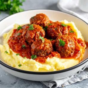 Kalabalık sofralar i&ccedil;in: Patates p&uuml;resi yatağında soslu k&ouml;fte tarifi