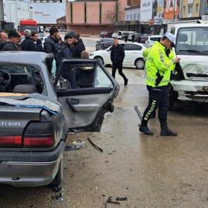 Kamyonet ile otomobil &ccedil;arpıştı; 2'si bebek 9 yaralı