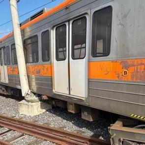 Metro raydan &ccedil;ıktı, direğe &ccedil;arptı! Yolcular tahliye edildi