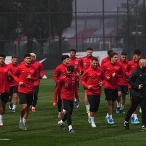 Milli Takım antrenmanında Serdal Adalı s&uuml;rprizi