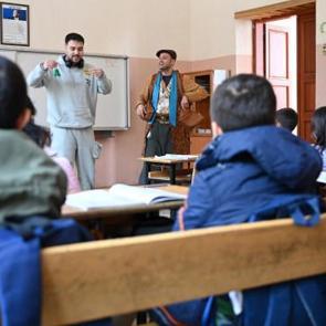 Okulda "&ccedil;at kapı" tiyatro: &Ouml;ğrencilere tasarruf ve milli teknoloji hamlesi anlatılıyor