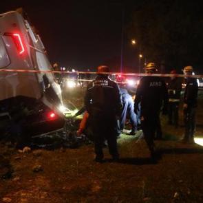 Servis midib&uuml;s&uuml; devrildi: 16 infaz koruma memuru yaralandı!