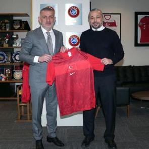 Son D&uuml;nya Kupası'nın kahramanıydı! Efsane formayı TFF'ye hediye etti