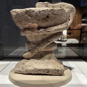 Tıp ve eczacılığın sembol&uuml; bu m&uuml;zede: 791 yıllık kadehe sarılı yılan heykeli