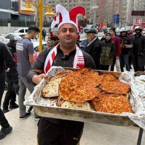 T&uuml;rkiye ma&ccedil;ı kazanırsa 'bin lahmacun dağıtacağım' demişti! S&ouml;z&uuml;n&uuml; tuttu