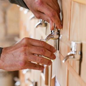 T&uuml;rkiye&rsquo;de bir ilk: Raflarından yağ akan k&uuml;t&uuml;phanede 90 &ccedil;eşit zeytinyağı tadımı