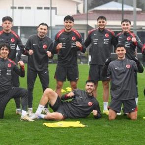 &Uuml;mit Milli Futbol Takım, hazırlıklarını yağmur altında s&uuml;rd&uuml;rd&uuml;