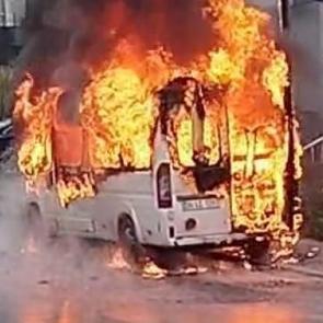 &Uuml;mraniye'de servis minib&uuml;s&uuml; alev alev yandı