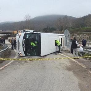 Yalova'da iş&ccedil;ileri taşıyan midib&uuml;s devrildi: 1 &ouml;l&uuml;, 20 yaralı!