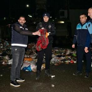 Yanlışlıkla &ccedil;&ouml;pe atılan 1 milyon 200 bin TL&rsquo;lik altın dolu paket i&ccedil;in nefes kesen arama