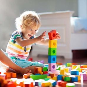 Yeni nesli ebeveynlikte yeni adım: Az oyuncak &ccedil;ok oyun trendi hızla yayılıyor!