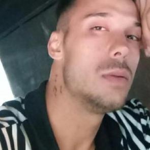 Yolda y&uuml;r&uuml;rken &ouml;n&uuml; kesilen m&uuml;zisyen, &ouml;ld&uuml;r&uuml;ld&uuml;! 