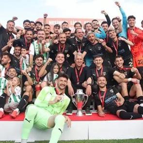 Zirve m&uuml;cadelesi veriyordu! Şampiyon hoca 1-0'lık yenilginin ardından istifa etti