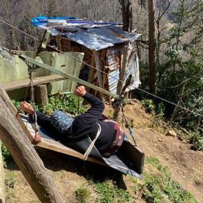 20 yıldır yol olmayan evine bu şekilde gidiyor: G&ouml;renler d&ouml;n&uuml;p birdaha bakıyor!