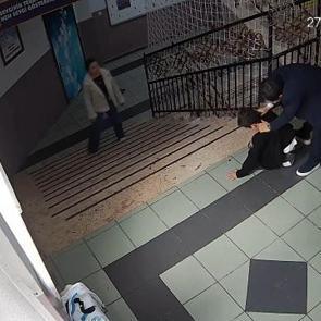 Boğazına şeker ka&ccedil;an &ouml;ğrenciyi okul m&uuml;d&uuml;r&uuml; Heimlich manevrası ile kurtardı