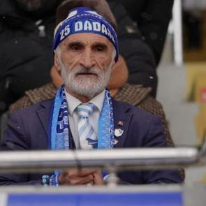 46 yıldır ma&ccedil; ka&ccedil;ırmıyor! 'Dede' lakaplı taraftar şehrinin sevdasıyla yaşıyor