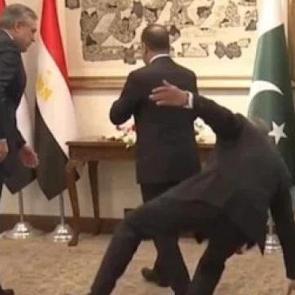 Pakistan'daki savaş zirvesinde Bakan'ın ayağı kayıp d&uuml;şt&uuml;