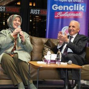 AK Parti Genel Merkez Kadın Kolları Başkanı Tuğba Işık Ercan, &Uuml;mraniye&rsquo;de gen&ccedil;lerle buluştu