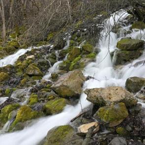 Akıl sır erdiremediler! Dağın ortasından aynı anda akan gizemli sular